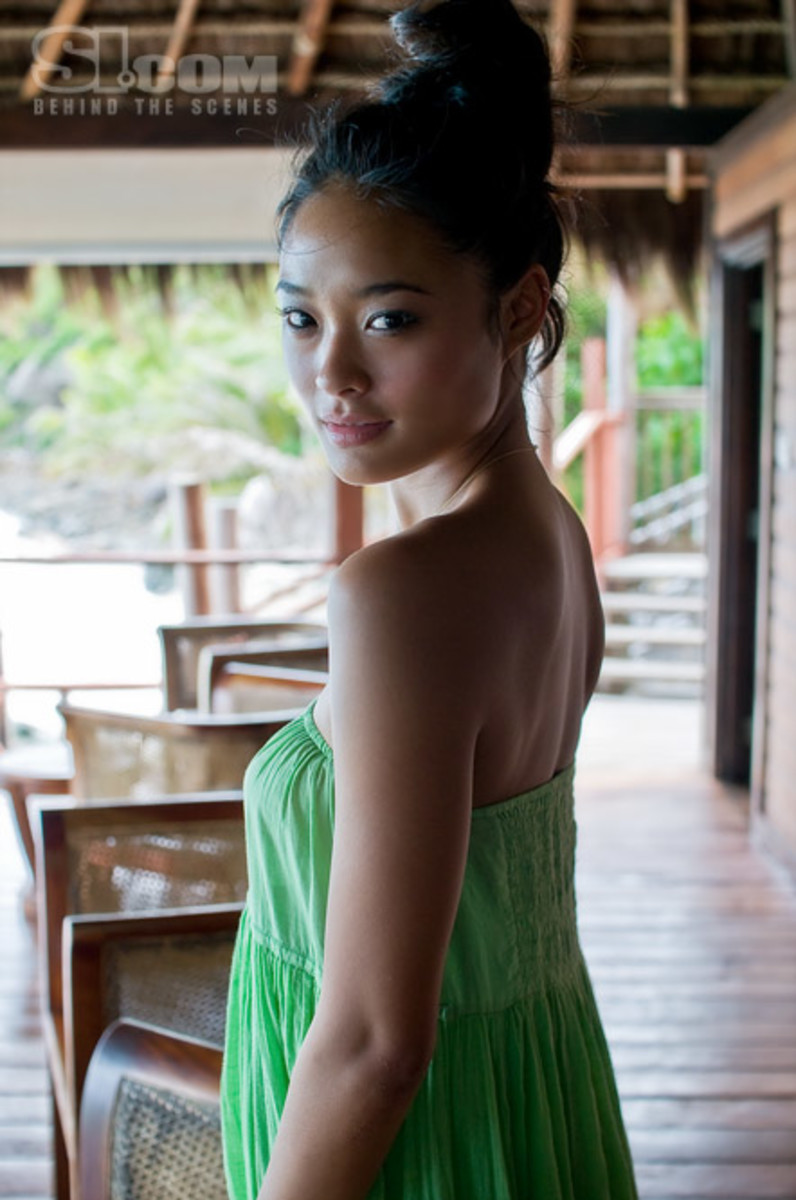 09_jarah-mariano_behind_02.jpg